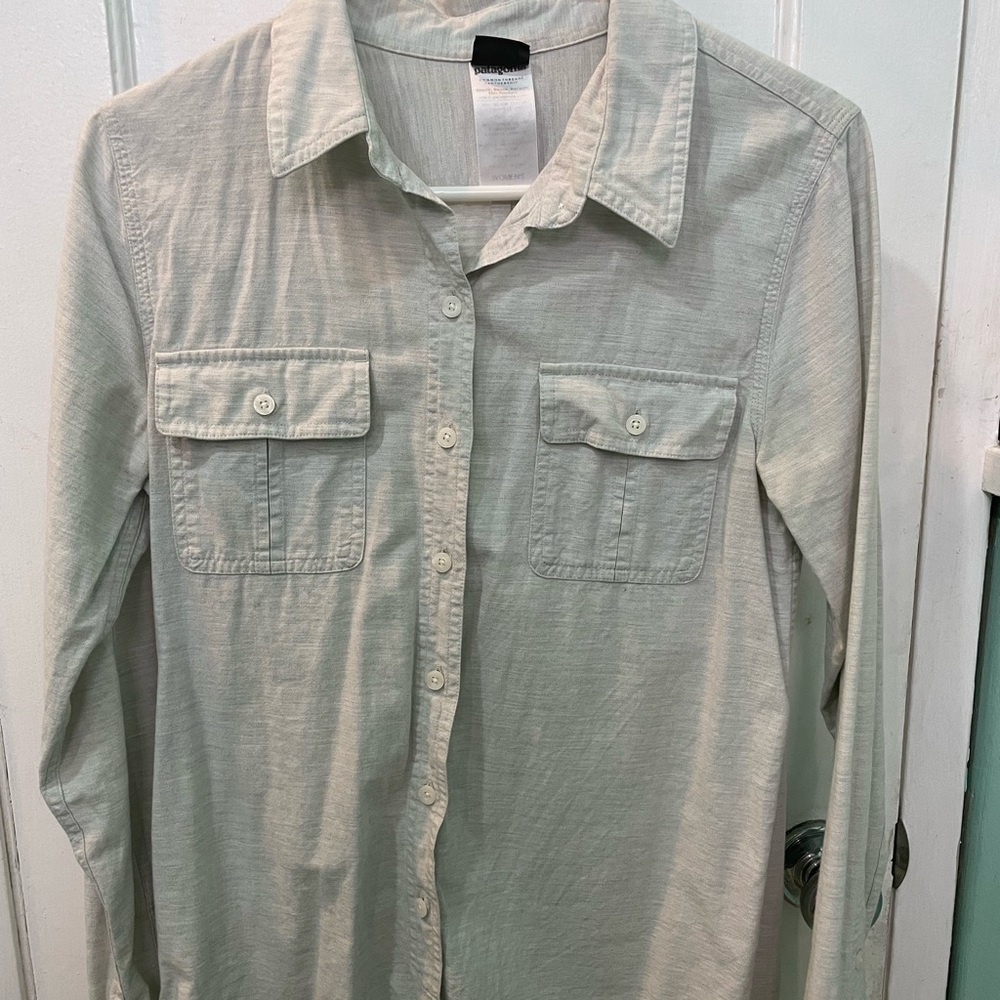 Womens Size 4 Patagonia organic cotton button down